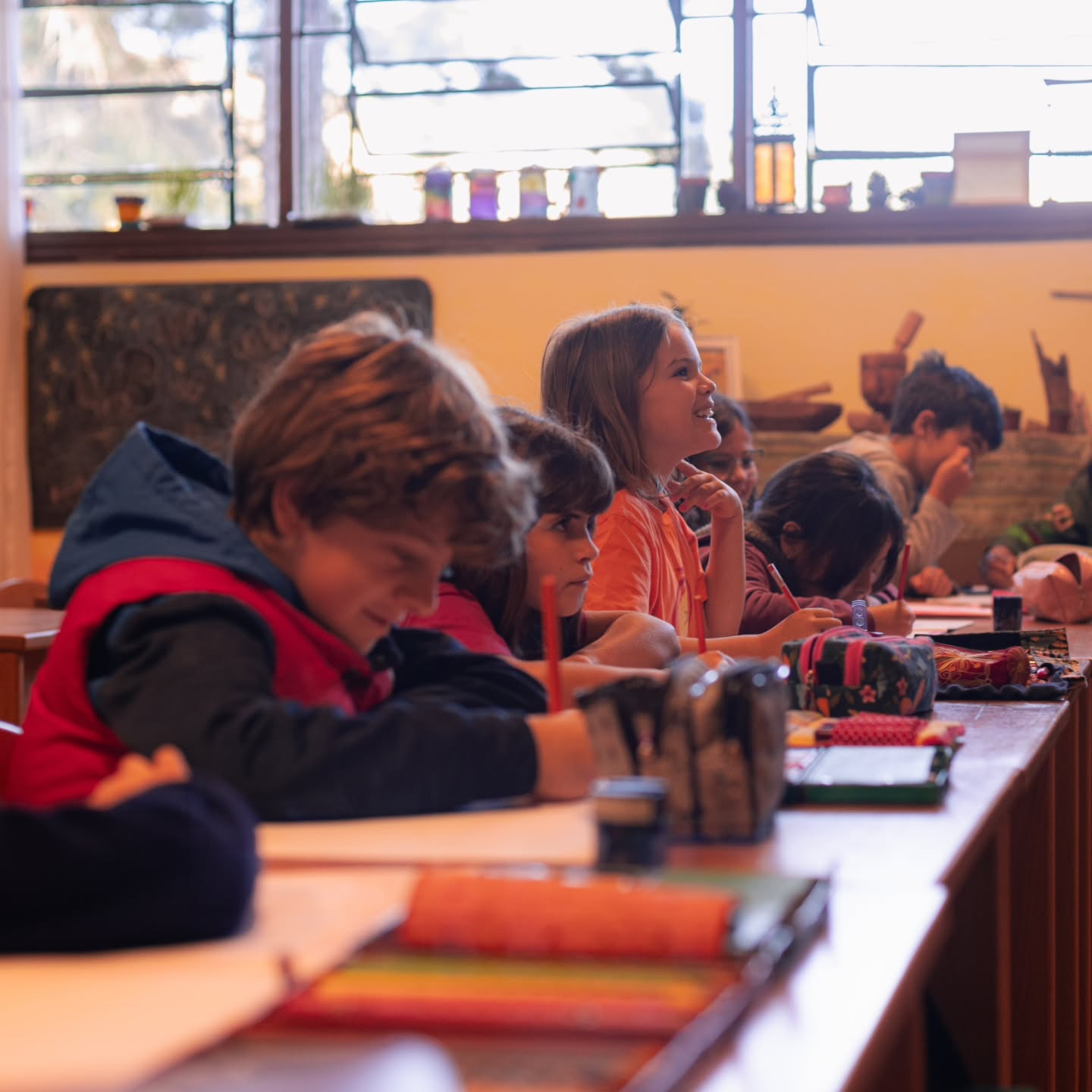 Crianças da Casa Áurea participam de uma atividade em sala de aula